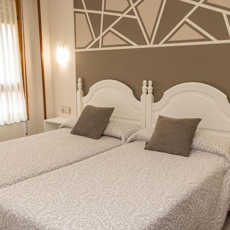 Hotel Plaza Cangas de Onis Bagian luar foto