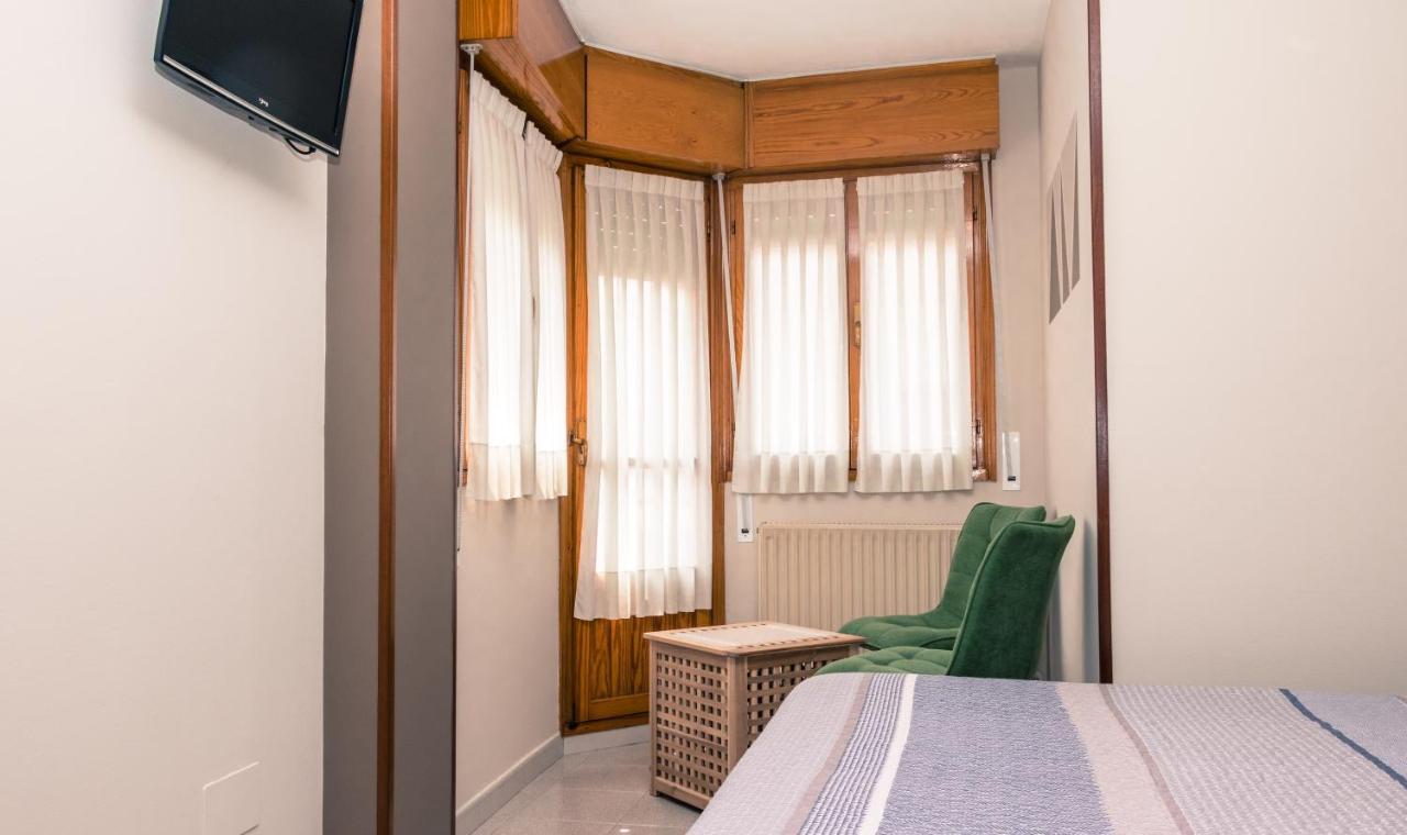 Hotel Plaza Cangas de Onis Bagian luar foto