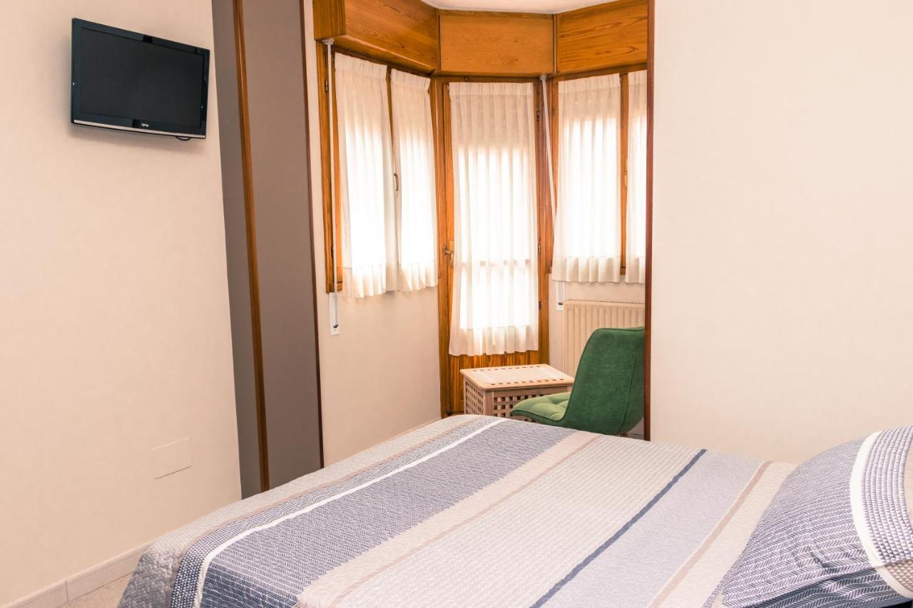 Hotel Plaza Cangas de Onis Bagian luar foto