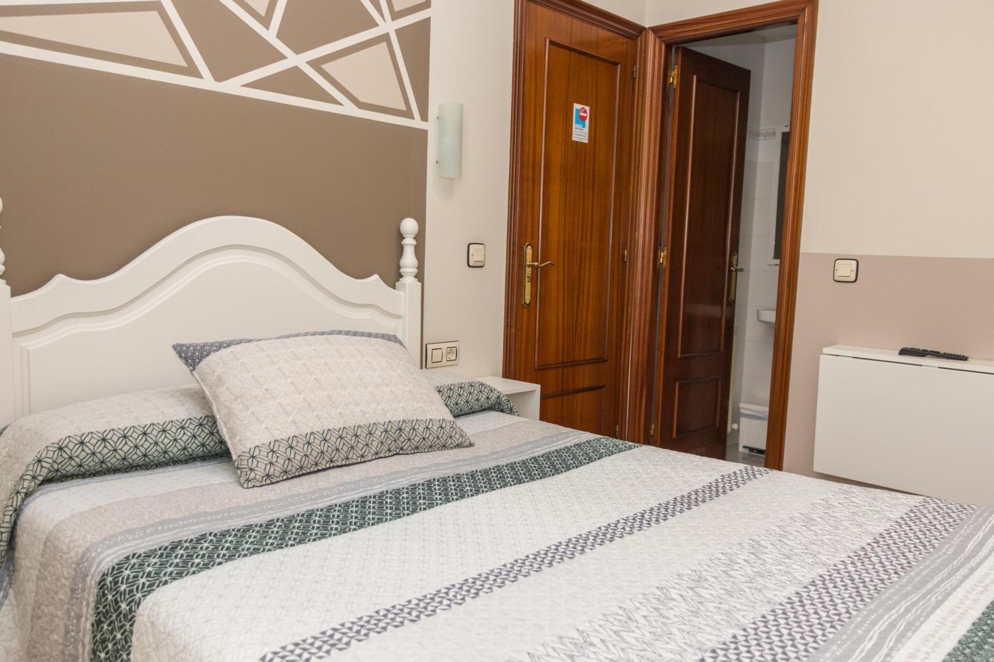 Hotel Plaza Cangas de Onis Bagian luar foto