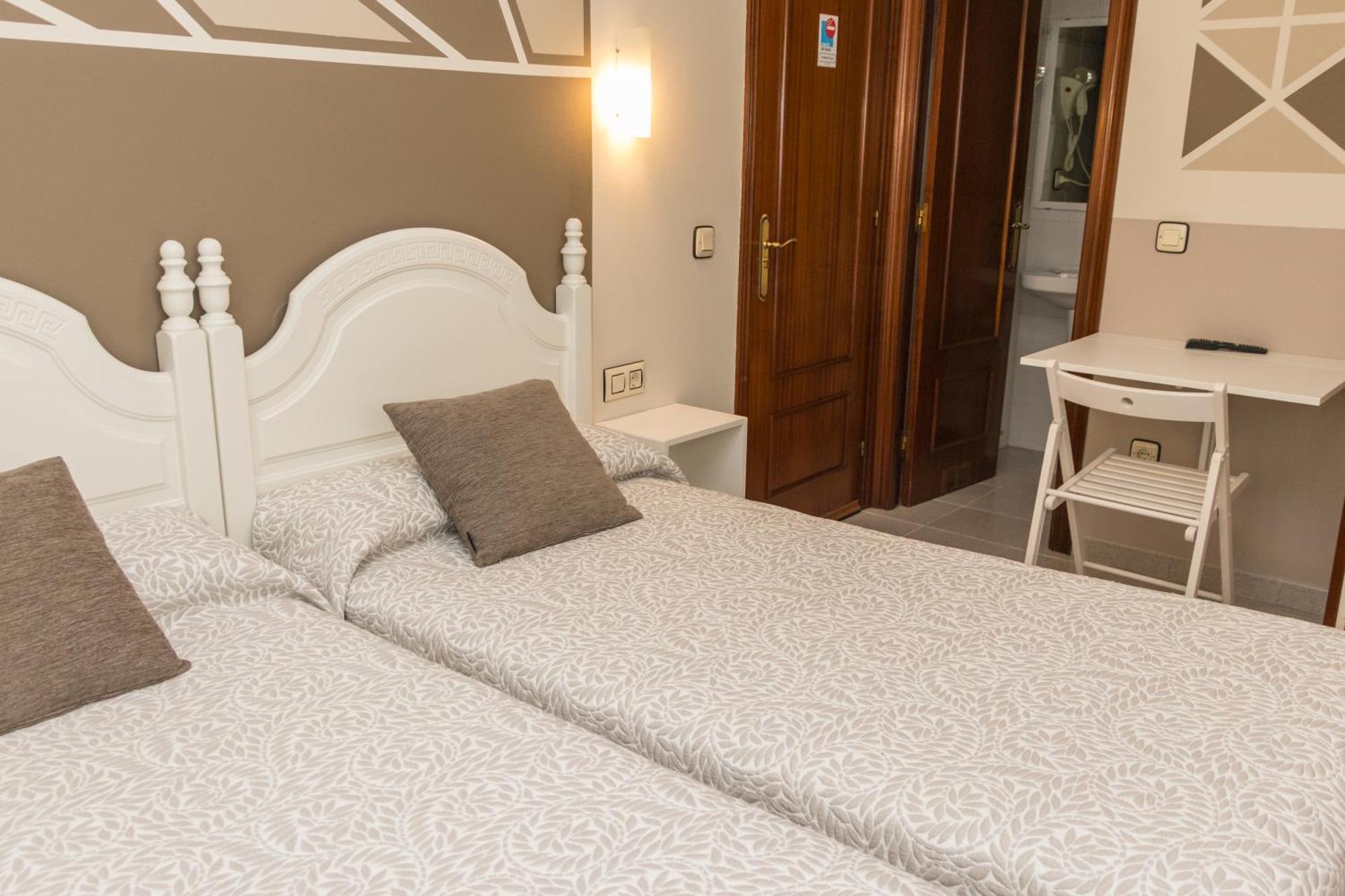Hotel Plaza Cangas de Onis Bagian luar foto