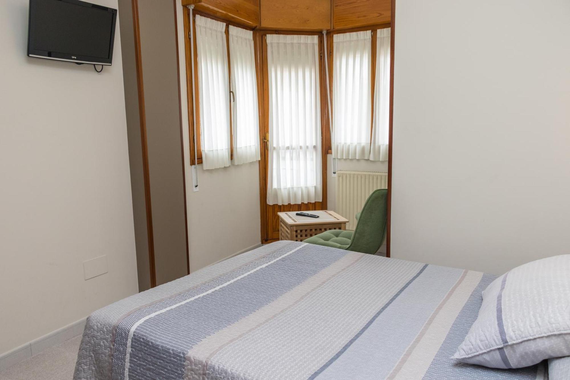 Hotel Plaza Cangas de Onis Bagian luar foto
