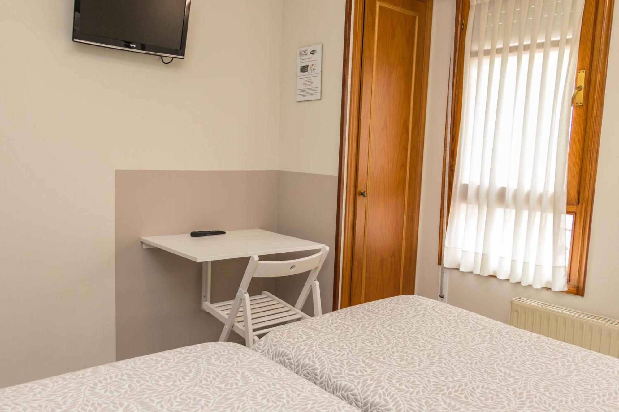 Hotel Plaza Cangas de Onis Bagian luar foto