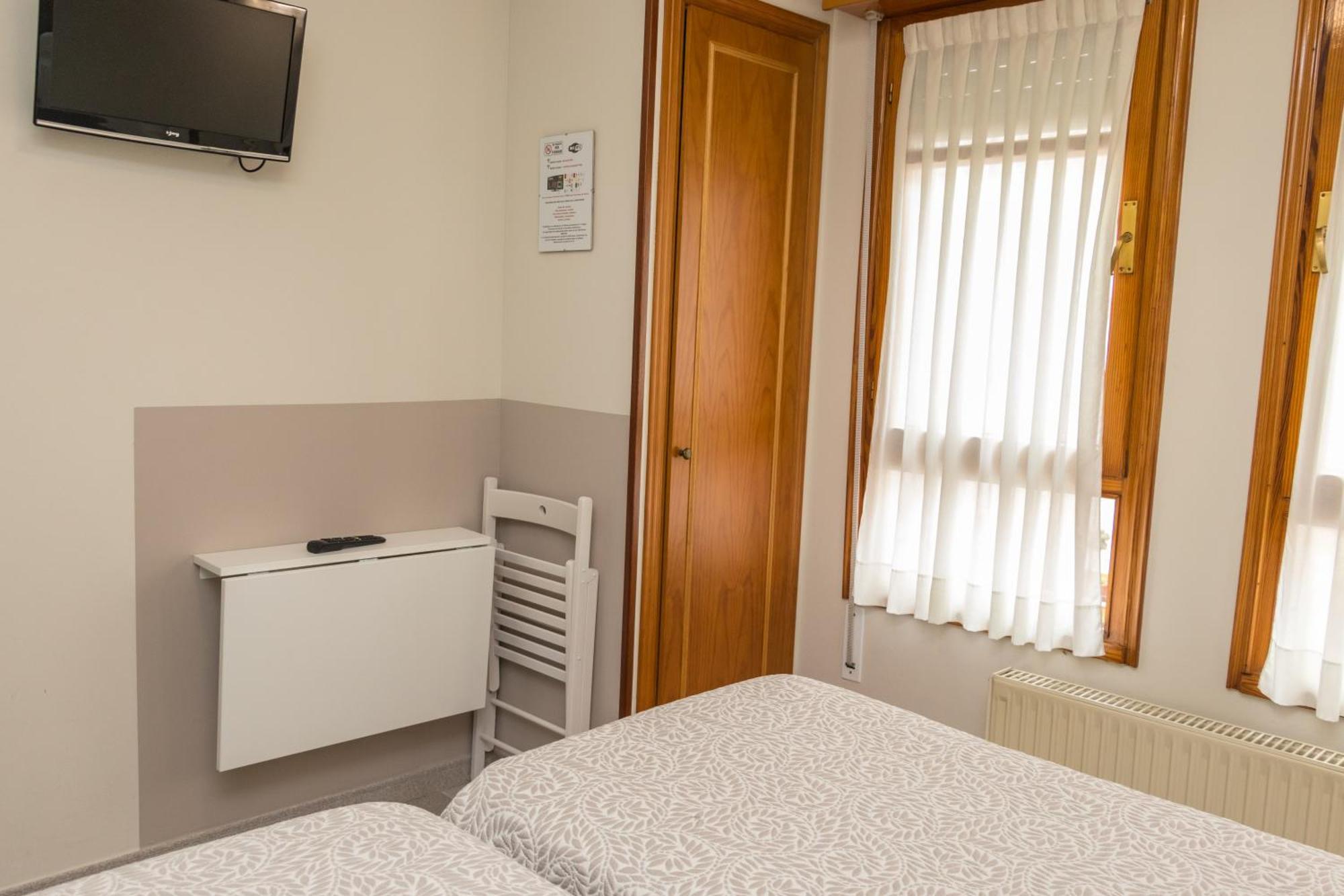 Hotel Plaza Cangas de Onis Bagian luar foto