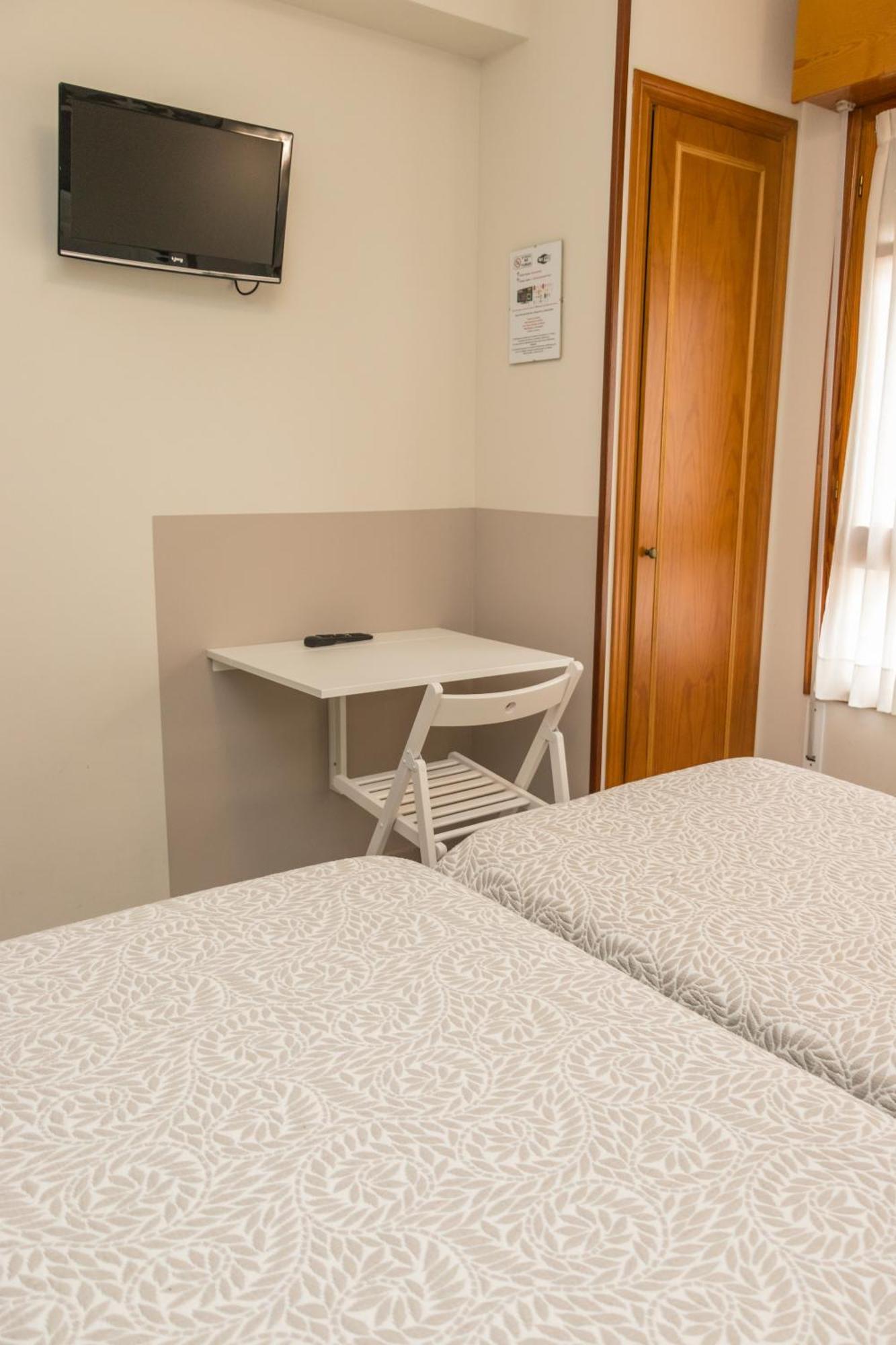 Hotel Plaza Cangas de Onis Bagian luar foto