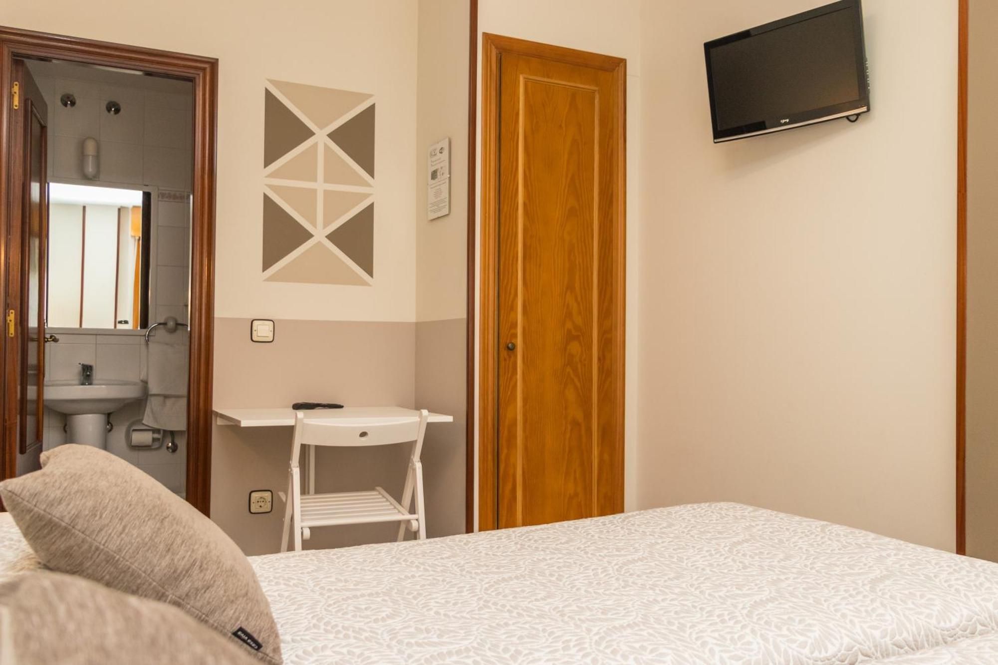Hotel Plaza Cangas de Onis Bagian luar foto