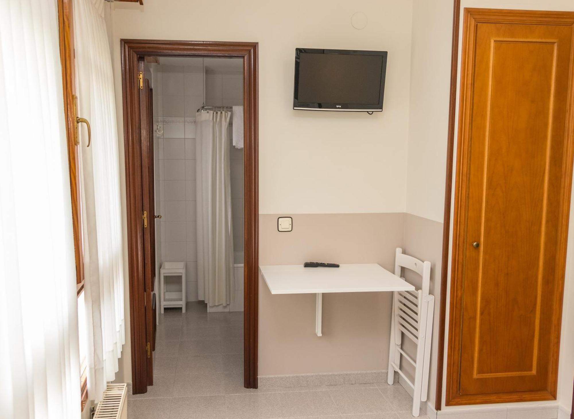 Hotel Plaza Cangas de Onis Bagian luar foto