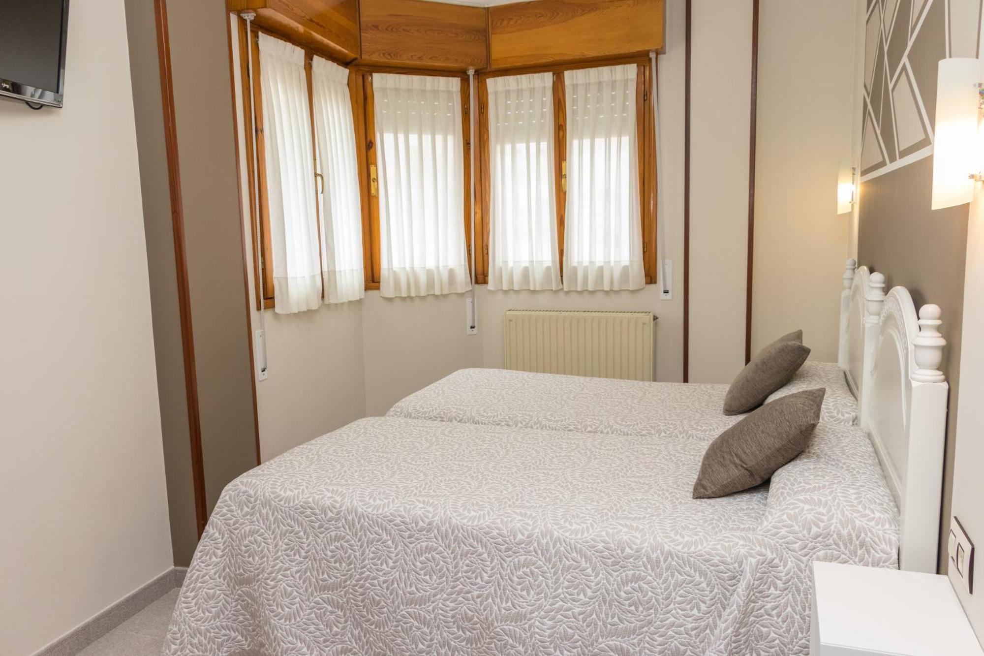 Hotel Plaza Cangas de Onis Bagian luar foto